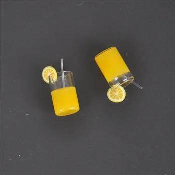 2 adet / grup Mini Reçine Limon Su Bardağı Mini Dekorasyon Hediyeler Dollhouse Aksesuarları Bardak Oyuncak 1: 12 Evcilik Minyatür