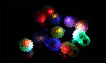 [Komik] 50 adet/grup Yanıp Sönen led ışık Up Oyuncaklar İnişli Çıkışlı jöle Yüzük oyuncak aydınlık Çilek modeli yüzük kız akşam süsleme hediye