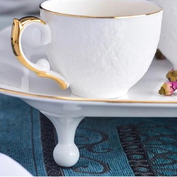 Lüks seramik kahve kupa ve altlık seti kaşık ile çiçek çayı Bardak altın kabartmalı ışık Lüks zarif öğleden Sonra çay bardağı